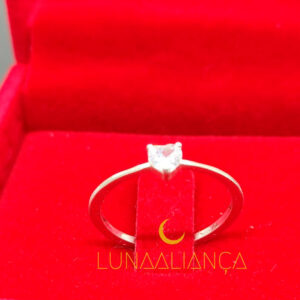 Anel solitário com pedra de coração