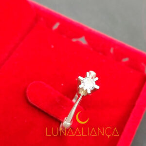 Anel solitário com aro quadrado