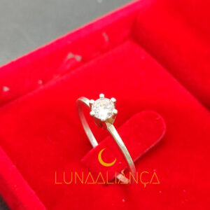 Anel de prata solitário tradicional