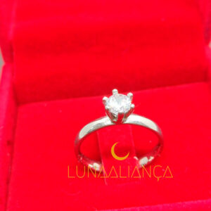 Anel solitário tradicional com aro grosso