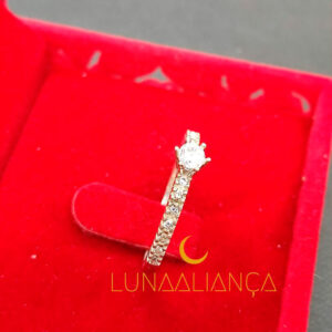 Anel solitário com pedras laterais