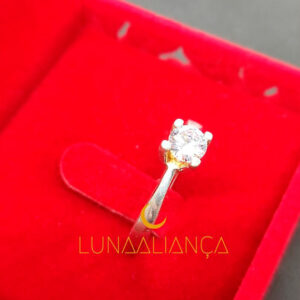 Anel solitário tradicional com aro grosso