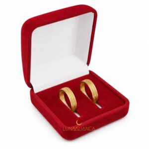 Aliança reta trabalhada com frisos diagonais e filetes laterais em ouro 14k 5.0mm