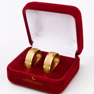 Aliança reta trabalhada com frisos diagonais e bordas polidas em ouro 14k 7.5mm