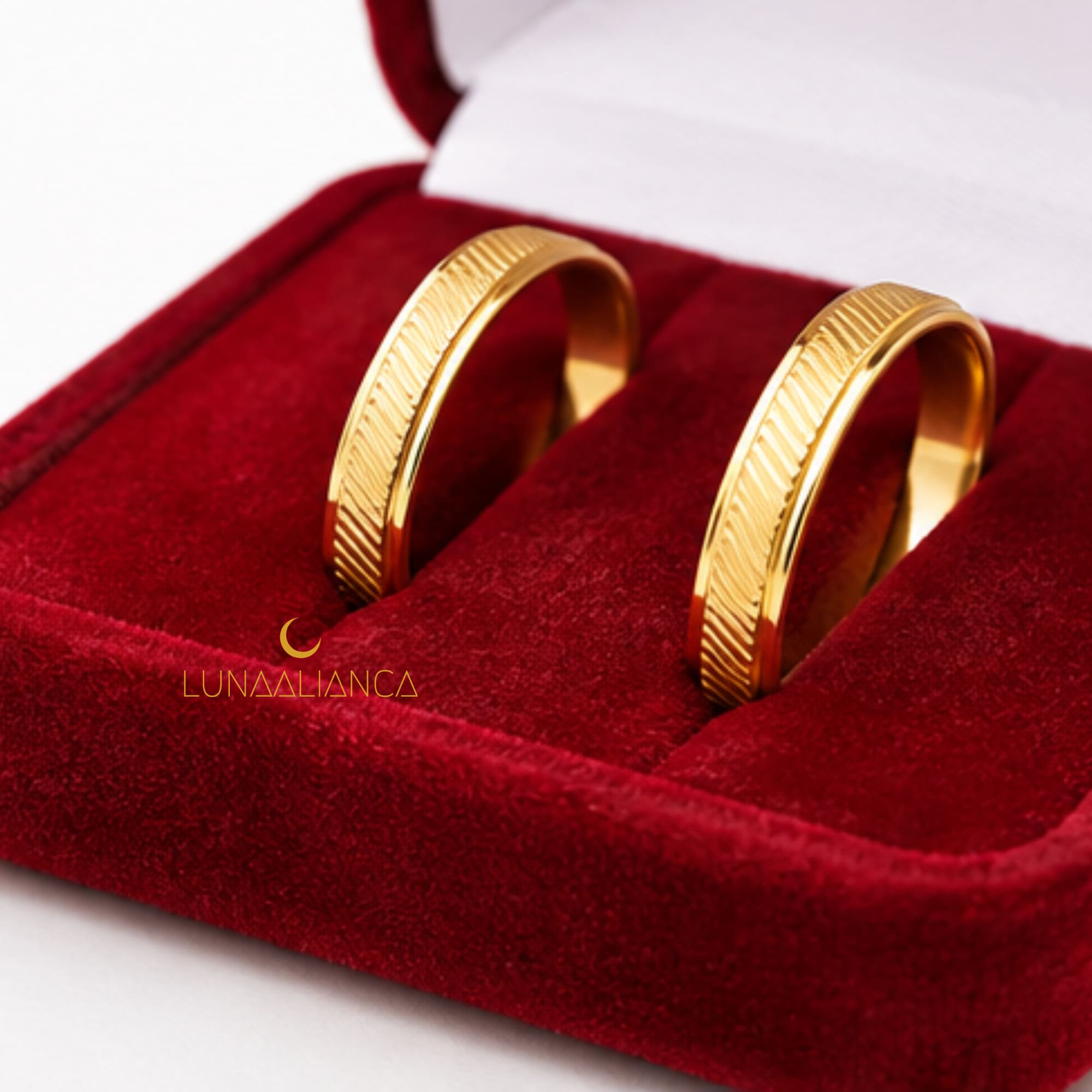 Aliança reta trabalhada com frisos diagonais e bordas polidas em ouro 14k 4.0mm - Imagem 2