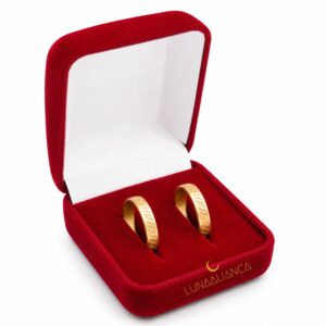 Aliança reta trabalhada com frisos diagonais e bordas polidas em ouro 14k 4.5mm
